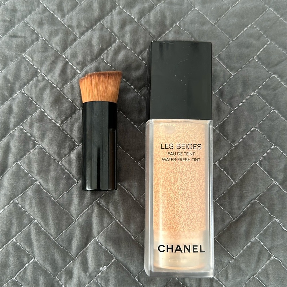 Chanel- Les Beiges- Eau De Teint with Brush! LIGHT